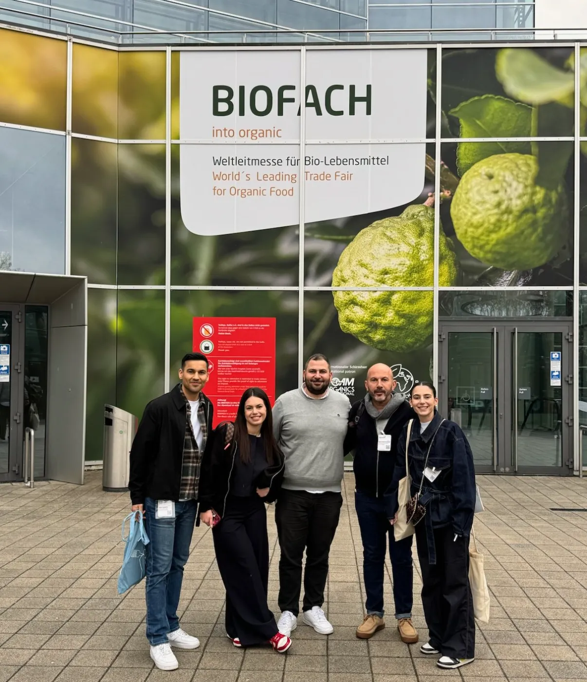 Das aromaneo-Team vor dem Eingang der BIOFACH in Nürnberg